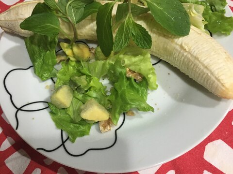 焼きバナナとくるみのサラダ